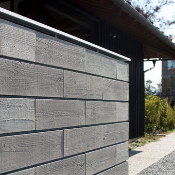 杉板型枠の打放しコンクリートを表現した「スギーウォール」。