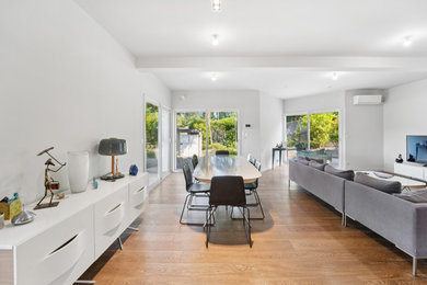Cette image montre une salle à manger design.