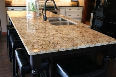 Kitchen - traditional kitchen idea in Columbus