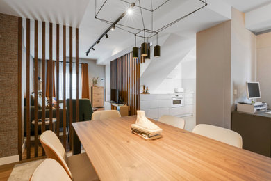 Imagen de comedor actual con paredes beige, suelo de madera oscura, suelo marrón y papel pintado