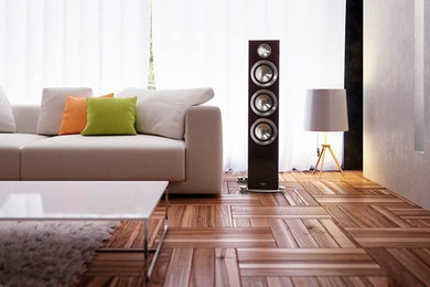 Diseño de salón actual de tamaño medio con paredes blancas y suelo de madera en tonos medios
