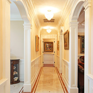 Klassisk inredning av en mellanstor hall, med beige väggar och linoleumgolv