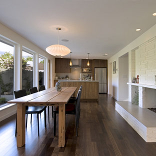 シアトルのモダンスタイルのLDKの画像 (レンガの暖炉まわり)