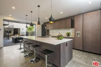 Kitchen - modern kitchen idea in Los Angeles