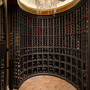 Foto på en vintage vinkällare, med tegelgolv och vinhyllor