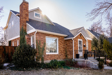 Imagen de fachada de casa verde y negra de estilo americano de tamaño medio de dos plantas con revestimientos combinados, tejado a dos aguas, tejado de teja de madera y teja