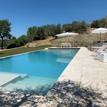 Piscina a sfioro in Travertino - Panicale