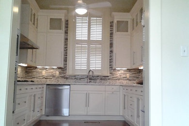 Kitchen - traditional kitchen idea in New Orleans