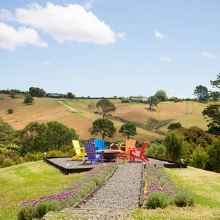 オークランドのカントリー風おしゃれなテラス・中庭 (ファイヤーピット、砂利舗装) の写真