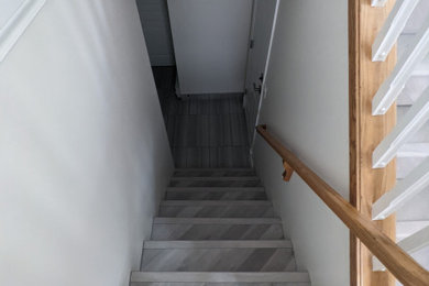 バンクーバーにあるトランジショナルスタイルのおしゃれな階段の写真