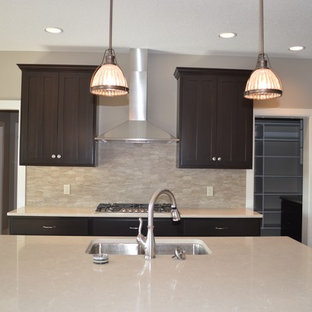 Idéer för mellanstora amerikanska kök, med en undermonterad diskho, skåp i shakerstil, skåp i mörkt trä, bänkskiva i kvartsit, beige stänkskydd, stänkskydd i keramik, rostfria vitvaror, mellanmörkt trägolv, en köksö och orange golv