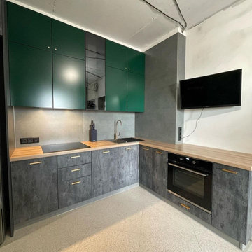 Угловая кухня в черном и темно-зеленом цвете в стиле неоклассика