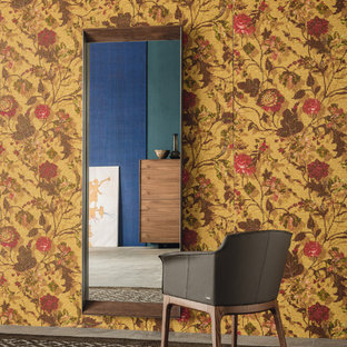 Idéer för stora eklektiska farstur, med gula väggar, heltäckningsmatta och brunt golv