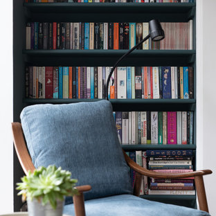 Ispirazione per una grande sala da pranzo design chiusa con pareti blu, parquet chiaro, camino sospeso, cornice del camino in pietra, pavimento beige e soffitto a cassettoni