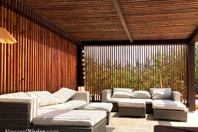 Foto de terraza minimalista de tamaño medio en patio trasero con pérgola
