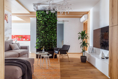 Свежая идея для дизайна: открытая гостиная комната среднего размера, в белых тонах с отделкой деревом в современном стиле с белыми стенами, телевизором на стене и деревянным потолком - отличное фото интерьера