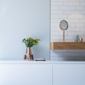 Badezimmer in skandinavischer Geradlinigkeit