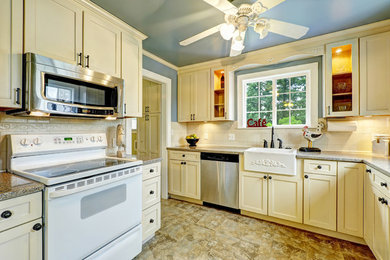 Kitchen - traditional kitchen idea in Milwaukee