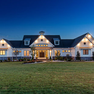 Geräumiges, Einstöckiges, Weißes Landhausstil Einfamilienhaus mit Faserzement-Fassade und Schindeldach in Cincinnati