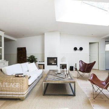 Wohnzimmer mit zwei Schmetterlingstühlen von OX Denmarq