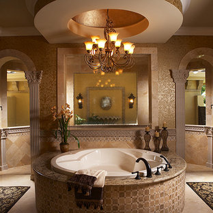 Cette image montre une grande salle de bain principale méditerranéenne avec un placard avec porte à panneau surélevé, des portes de placard en bois sombre, une baignoire posée, une douche ouverte, un carrelage beige, un mur beige, un sol en linoléum, un lavabo encastré et un plan de toilette en granite.