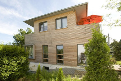 Zweistöckiges Modernes Haus mit brauner Fassadenfarbe und Flachdach in Sonstige