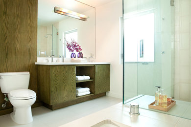 ロサンゼルスにある高級な中くらいなモダンスタイルのおしゃれなマスターバスルーム (アンダーカウンター洗面器、フラットパネル扉のキャビネット、緑のキャビネット、クオーツストーンの洗面台、アンダーマウント型浴槽、コーナー設置型シャワー、分離型トイレ、緑のタイル、ガラスタイル、白い壁、セラミックタイルの床) の写真