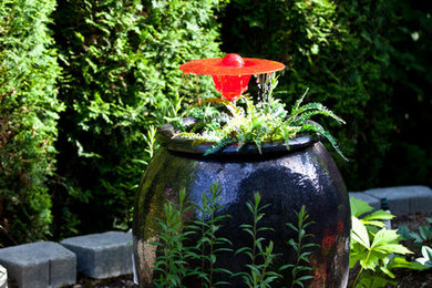 Inspiration for a mid-sized arts and crafts backyard garden in Seattle with a water feature.