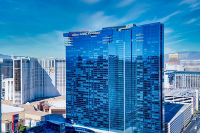 Modelo de fachada azul extra grande de tres plantas con revestimiento de vidrio y tejado plano