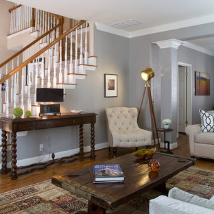 Foto de salón clásico con paredes grises