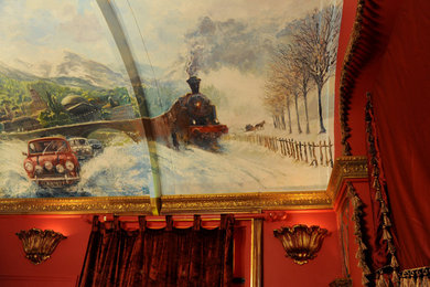 Imagen de cine en casa cerrado tradicional pequeño con paredes rojas, moqueta y televisor colgado en la pared