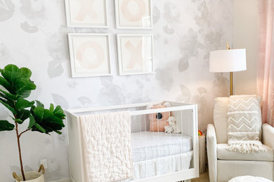 ミネアポリスにあるトランジショナルスタイルのおしゃれな赤ちゃん部屋 (女の子用、壁紙) の写真