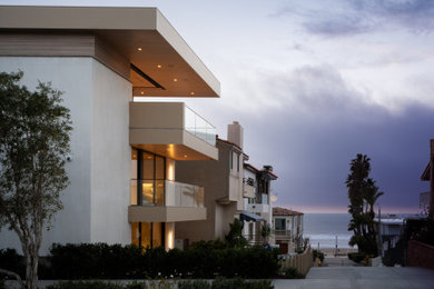 Contemporary exterior home idea in Los Angeles