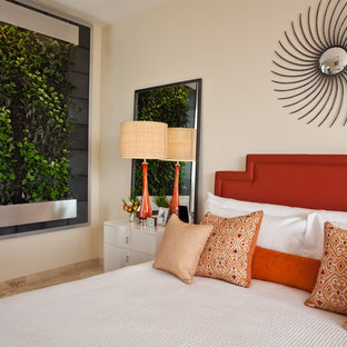 Cette image montre une chambre parentale design de taille moyenne avec un mur beige, aucune cheminée et un sol en marbre.