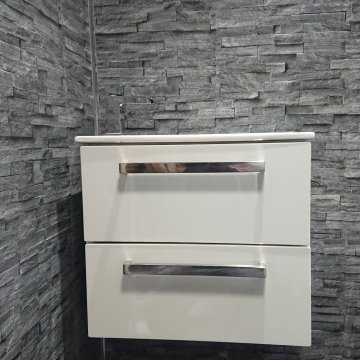 Bathroom installation with 3D cladding