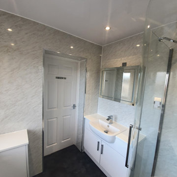 Gloss White Fitted En-Suite Bathroom