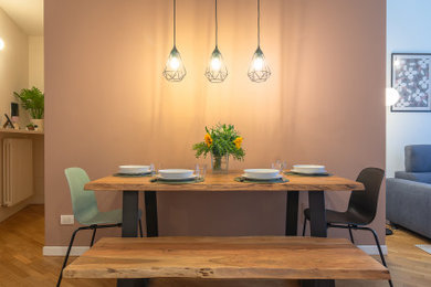 Foto di una piccola sala da pranzo scandinava con pareti rosa e pavimento in legno massello medio