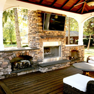 フィラデルフィアの大きいトラディショナルスタイルのおしゃれな裏庭のデッキの写真