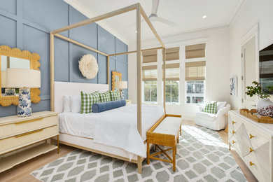 マイアミにある広いビーチスタイルのおしゃれな主寝室 (青い壁、淡色無垢フローリング、ベージュの床、パネル壁) のレイアウト