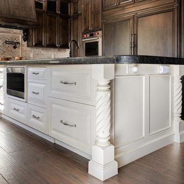 Grand Traditional chefs' kitchen in Mountain View Calabasas