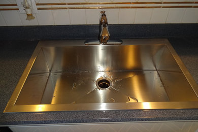 Cracked Single Bowl Solid Surface Sink to Stainless Steel Sink