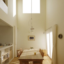 Houzzツアー：絶妙な窓の配置とダイナミックな白い空間の、明るくのびやかな住まい