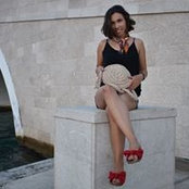 Lara Vasaris foto
