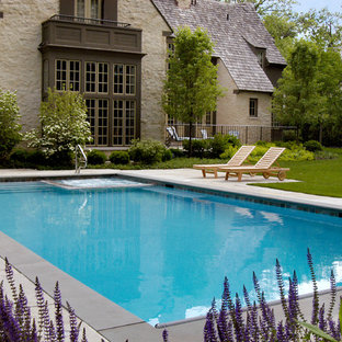 Mittelgroßer Klassischer Pool hinter dem Haus in rechteckiger Form mit Betonplatten in Chicago