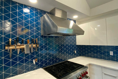Diseño de cocina bohemia grande con salpicadero azul, salpicadero de azulejos de cerámica y una isla