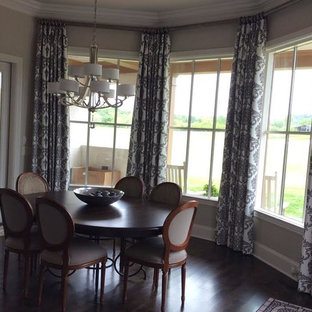 ナッシュビルの中サイズのトラディショナルスタイルのLDKの画像 (グレーの壁、濃色無垢フローリング、暖炉なし、茶色い床)