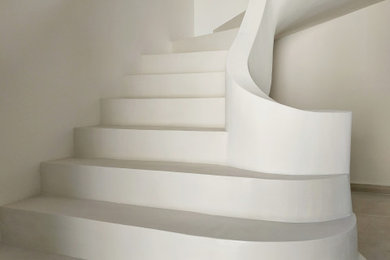 Aménagement d'un grand escalier en béton avec des contremarches en béton.