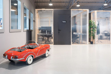 Ejemplo de despacho urbano extra grande con paredes grises, suelo de madera clara, escritorio independiente y suelo beige
