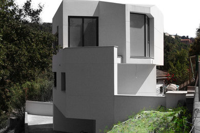 Modelo de distribuidor contemporáneo pequeño con paredes blancas, suelo de baldosas de porcelana, puerta corredera y puerta negra