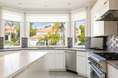 Example of a kitchen design in Los Angeles